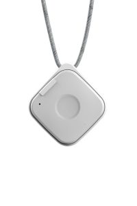 Detailní produktový snímek mobilního zařízení NOVO Go od Legrand Care. Světle šedý náramek s bílým SOS tlačítkem. Elegantní moderní design.